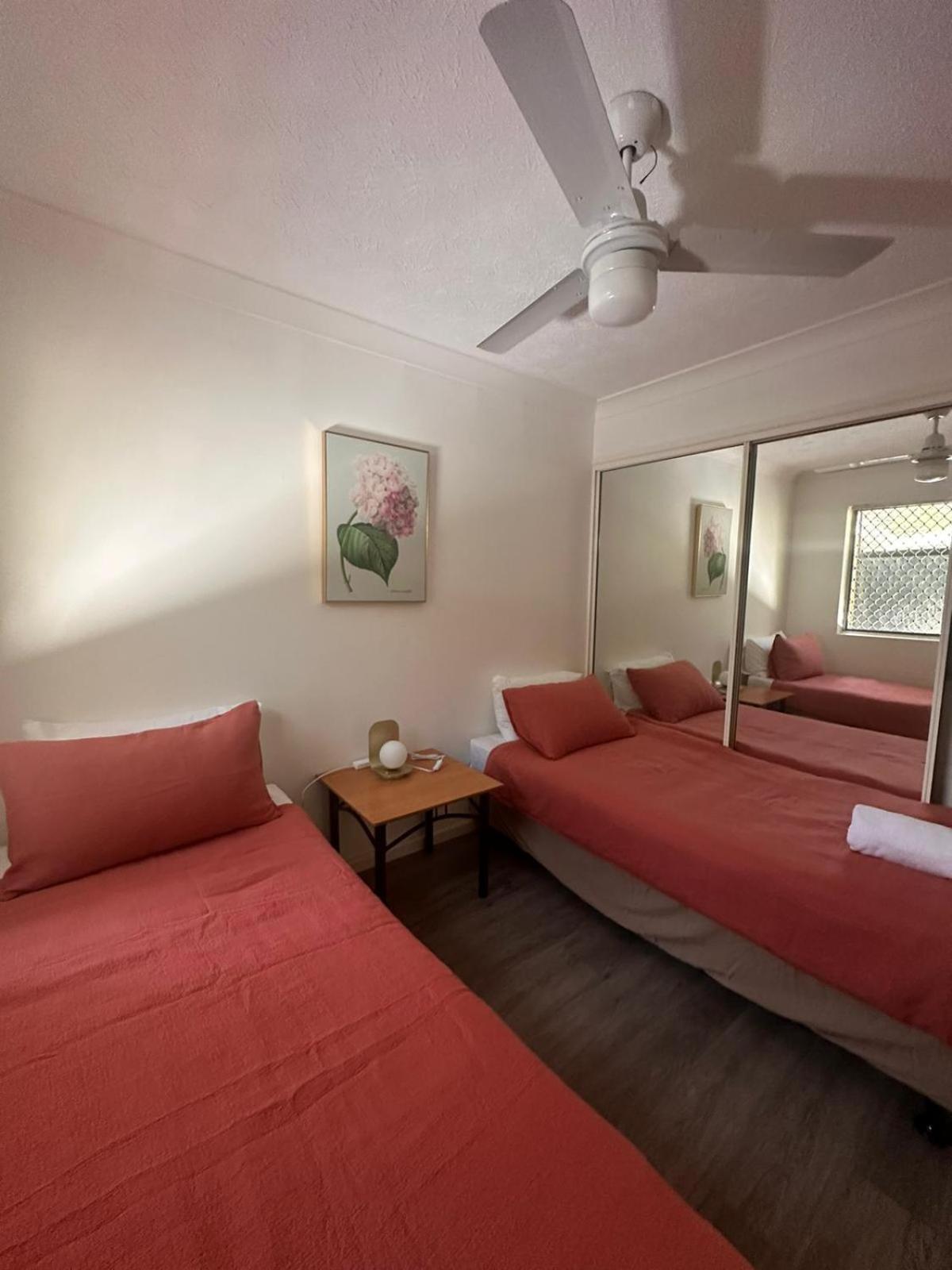 Surfers Tradewinds Hotel โกลด์โคสต์ ภายนอก รูปภาพ